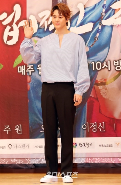 １５日、ＳＢＳ（ソウル放送）の月火ドラマ『猟奇的な彼女』（原題）の制作発表会が行われたソウル木洞ＳＢＳホールでポーズを取っている俳優のチュウォン。