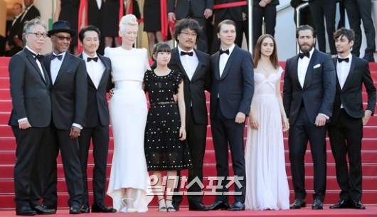 『オクジャ』の俳優らが写真撮影に応じている。右から５人目がポン・ジュノ監督。