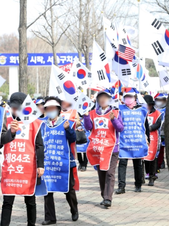 ソウル拘置所前で朴槿恵前大統領の支持者が集会をしている。