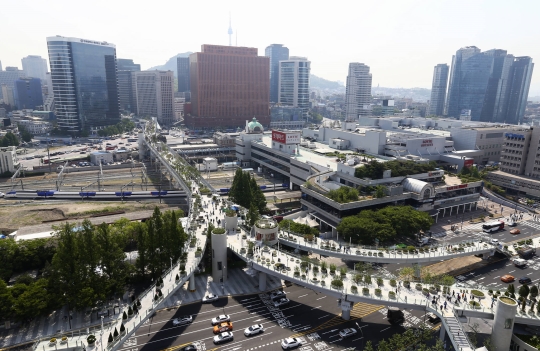 オープン初日のソウル駅高架公園。