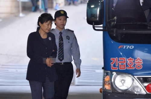 朴槿恵前大統領が２５日、ソウル瑞草洞（ソチョドン）ソウル中央地裁で開かれた２次公判を終えて護送車に移動している。（写真＝中央フォト）