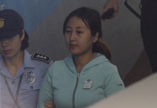 崔順実（チェ・スンシル）被告の娘チョン・ユラ容疑者が２日午後、逮捕状審査を受けるためソウル中央地裁の法廷に向かっている。