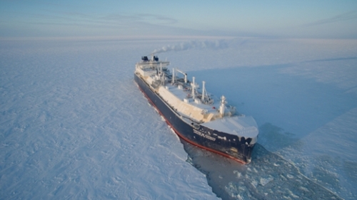 大宇造船海洋が世界で初めて建造した砕氷ＬＮＧ船が氷を砕きながら航行している。この船の命名式にロシアのプーチン大統領が参加した。（写真＝大宇造船海洋）