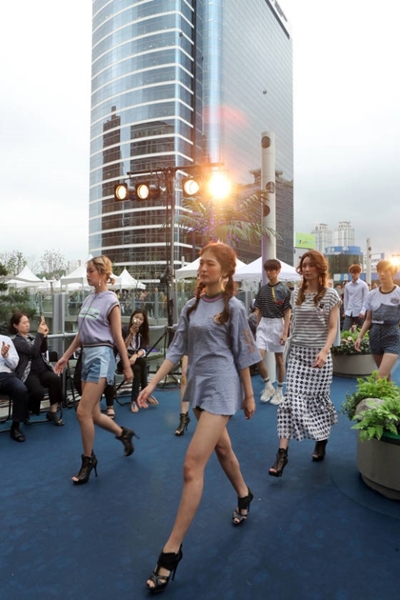 ７日午後、ソウル駅前の高架庭園「ソウルで７０１７」で、クァク・ヒョンジュのファッションショーが開かれた。