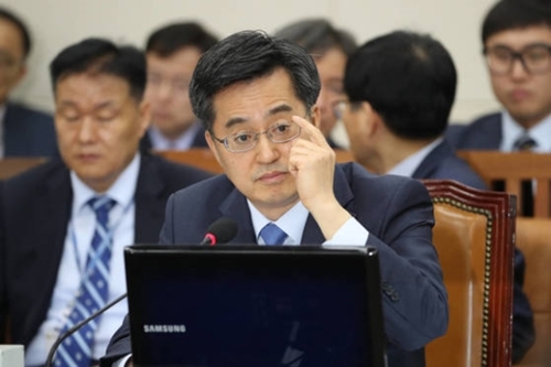 金東ヨン経済副首相兼企画財政部長官候補者は兵役忌避と投機疑惑に対し質問を受けた。