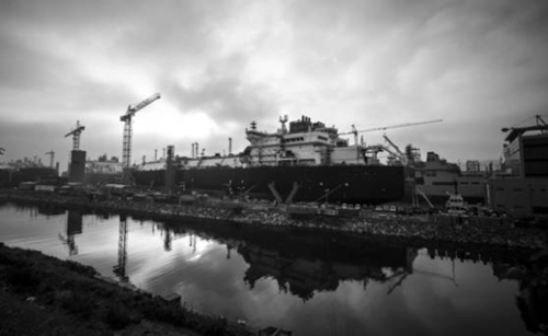 暗雲が立ち込める巨済島の大宇造船海洋玉浦造船所。建造中のＬＮＧ船の姿が見える。すでに受注してある仕事は残っているが新規受注が振るわず未来は不透明だ。