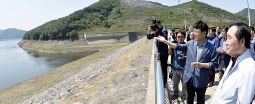 １８日、忠南の保寧ダムを訪れた李洛淵首相。