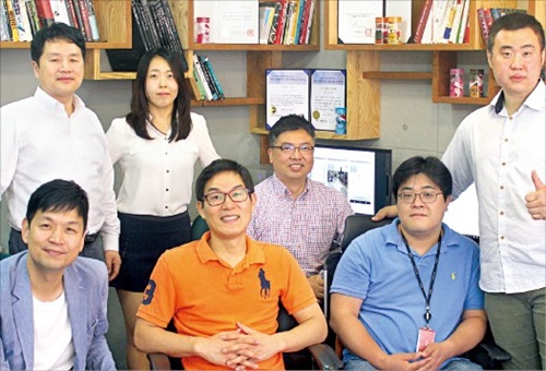 外国人対象の韓国旅行アプリケーション「ウィコリア」を開発中のホン・ソクピョＭＨＱ代表（後ろの列の左）と職員。