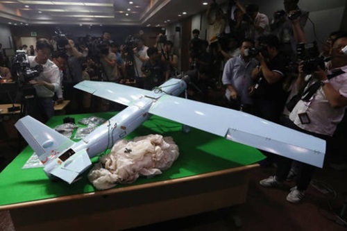 国防部は２１日午前、ソウル龍山の国防部庁舎で、江原道麟蹄郡（インジェグン）で９日に発見された無人機の実物を公開し、先月２日に北朝鮮の金剛郡（クムガングン）から飛行したことが確認されたと発表した。