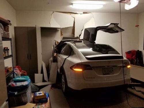 昨年９月に俳優のソン・ジチャンさんが自身のガレージでテスラ・モデルＸを駐車していた際に急発進で車が損壊し、家の壁に穴が開いた。「テスラ急発進事故、集団訴訟の可能性も」（写真＝中央フォト）