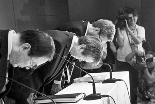 ２０１５年７月、原発事業会計不正で責任を取って辞任した田中久雄東芝前社長（左側２人目）。（写真＝中央フォト）