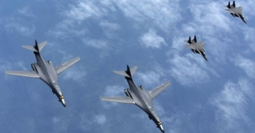 ２０日、韓半島の上空で韓国空軍の戦闘機Ｆ－１５Ｋ編隊が米空軍の戦略爆撃機Ｂ－１Ｂ編隊を援護しながら飛行している。（写真＝韓国空軍）