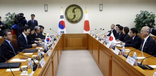 今年１月にソウル外交部庁舎で行われた韓日外相会談。（中央フォト）