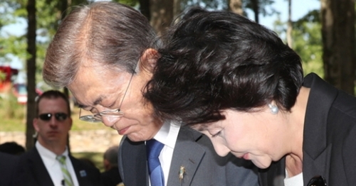 文在寅大統領が金正淑夫人とともに２８日午後（現地時間）、米バージニア州クアンティコ海兵隊国立博物館にある長津湖戦闘記念碑を訪問して黙祷している。（写真＝青瓦台写真記者団）