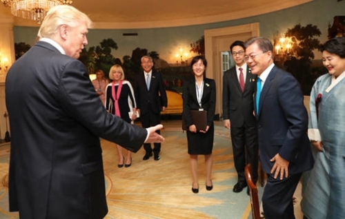 ドナルド・トランプ米国大統領が２９日午後（現地時間）、ホワイトハウスで文在寅大統領に握手を求めている。
