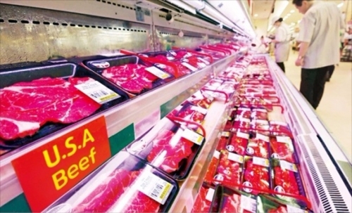 ３日、ソウル市内の大型マート肉類コーナーに米国産牛肉が並んでいる。中国の豪州産牛肉輸入急増で豪州産の確保が難しくなったため、流通業者は米国など他国に牛肉輸入国を多角化している。