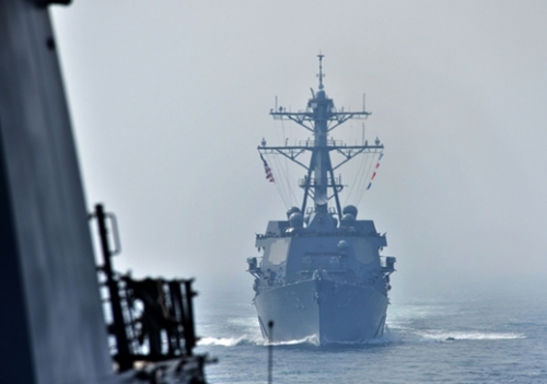 ことし４月２５日、西海（ソヘ、黄海）で開かれた韓米海軍の合同軍事演習で、米海軍のミサイル駆逐艦「ウェイン・Ｅ・マイヤー」が５インチ艦砲射撃をしている。（写真＝中央フォト）
