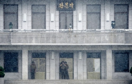 京畿道坡州の非武装地帯内の板門店（パンムンジョム）で南側を注視する北朝鮮兵士。（写真共同取材団）