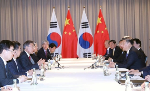 文在寅（ムン・ジェイン）大統領が６日午前（現地時間）、ベルリンで開かれた中国の習近平国家主席との韓中首脳会談で冒頭発言をしている。