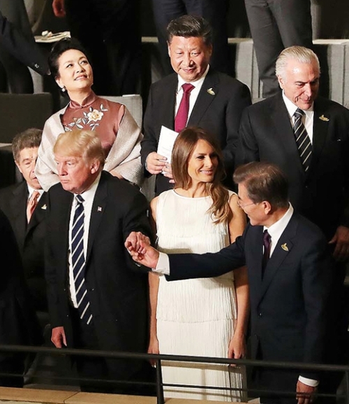 ７日（現地時間）、Ｇ２０の首脳夫妻がエルプフィルハーモニー・コンサートホールで上演された公演を観覧した。公演開始前、ドナルド・トランプ米大統領が文在寅大統領の手を強く握っている。