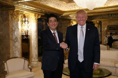 トランプ大統領当選直後である昨年１２月、米国で会った安倍首相とトランプ大統領の姿。（写真＝中央フォト）