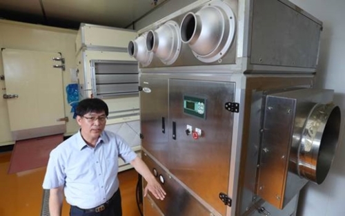 ＡＴＥＮＧのパク・スンテ代表が除湿機について説明している。韓国で初めて開発したハイブリッド除湿機は性能は２倍高めエネルギー使用は４０％減らした。
