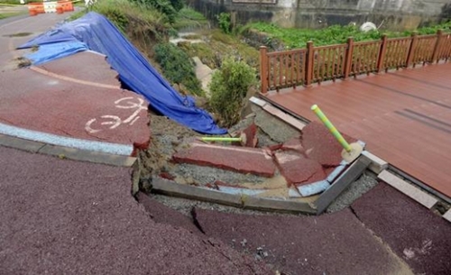 世宗地域に大雨注意報が発令された１０日午後、ゲリラ性豪雨で世宗市芙江面のある橋脚が崩壊直前となった。