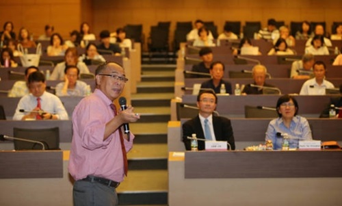 １３日、ソウル大韓商工会議所で開催された「東アジア４カ国少子化政策国際フォーラム」（中央日報主催）で香港大の葉兆輝教授が発表している。この日のフォーラムでは韓国・香港・台湾・シンガポールの少子化問題が議論された。