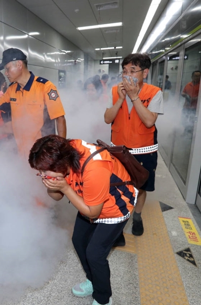 １９日、ソウル江北にある牛耳新設軽電鉄・北漢山牛耳駅で火災訓練が実施され、参加者が消防署員の案内にしたがって避難している。