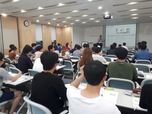 韓国半導体産業協会は２０日、京畿道板橋本社セミナー室で理工系大学生を対象にした半導体産業職務コンサルティングを進めた。「スーパーサイクル」に見舞われている半導体業界は人材採用に熱を上げている。