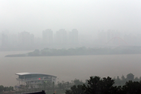 ２３日午前に大雨注意報が発令されたソウル市内は視界がぼやけている。濃霧に包まれたように漢江対岸の麻浦区内が見えない。西江大橋もまた識別が難しいほどだ。