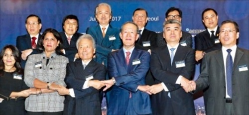 「２０１７アジアビジネスサミット」で許昌秀（ホ・チャンス）全経連会長（前列右から３人目）、榊原定征・日本経団連会長（４人目）ら出席者が記念撮影をしている。