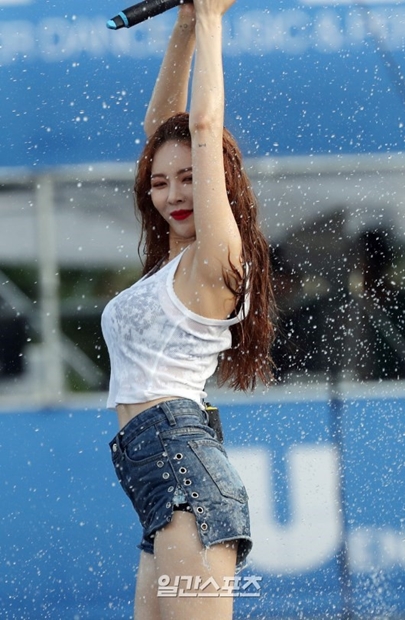 ２９日午後、ソウル蚕室総合運動場で開かれた「ＷＡＴＥＲＢＯＭＢ　２０１７」でファンが放った水鉄砲の水を浴びている歌手のヒョナ。