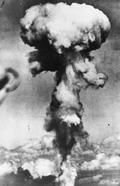 広島爆撃当時、原爆雲の姿。（写真＝中央フォト）