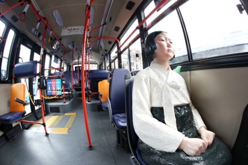世界慰安婦の日である１４日から９月３０日まで１５１番バスに乗ってソウル市内を走る平和の少女像。