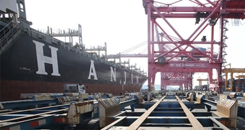 昨年釜山新港ターミナルに停泊した韓進海運の船舶。世界の海運業景気が回復する中で勝者独占に向けた「海運恐竜」の競争が激しくなっている。体質改善など韓国企業の自助努力が必要に見える。（写真＝中央フォト）