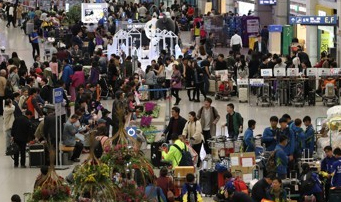日本は韓国人観光客などの増加を受け、月間の外国人観光客数が過去最多となった。（中央フォト）