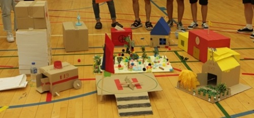 移住を背景に持つ青少年と韓国の青少年が設計して作った「平和の村」模型。生徒たちは空港を平和の村の必須要素として挙げた。（写真＝虹青少年センター）
