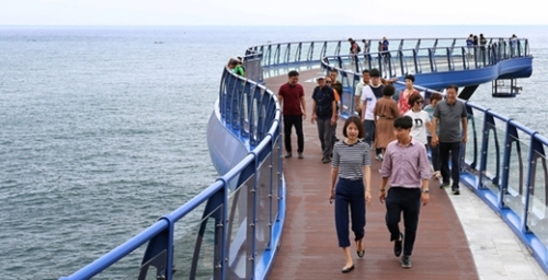 １７日に竣工した釜山海雲台区の青沙浦タリットル（飛び石）展望台の上を市民が散歩している。