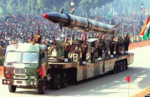 インドの中距離弾道ミサイルであるアグニ２号。２００４年、インド・ニューデリーで公開された。（写真＝中央フォト）