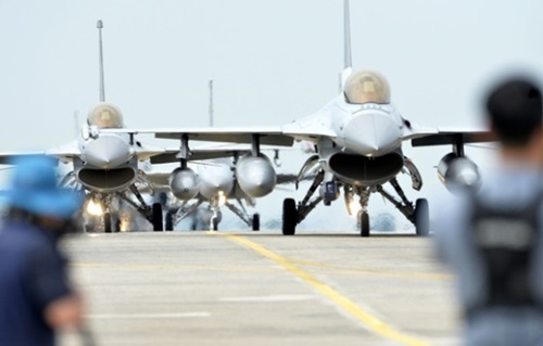 ２０１６年の韓米連合軍事訓練ＵＦＧ。昨年８月２２日、忠清北道清州（チョンジュ）空軍第２９戦術開発訓練飛行戦隊ではＵＦＧ訓練の一環として、韓国空軍の単独大規模空中総合戦闘訓練「ソアリングイーグル（Ｓｏａｒｉｎｇ　Ｅａｇｌｅ）」が実施された。