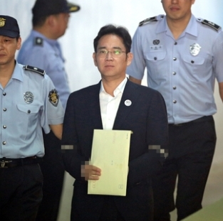 ２５日、朴槿恵前大統領に賄賂を提供した容疑を一部認め、懲役５年が言い渡された李在鎔サムスン電子副会長。（写真＝共同取材団）