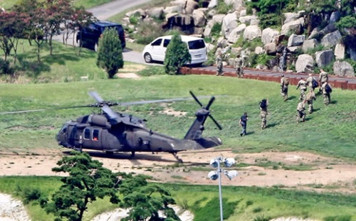 ２７日、韓国慶北星州のＴＨＡＡＤ敷地を訪問した米軍関係者らがヘリコプターから下りている。