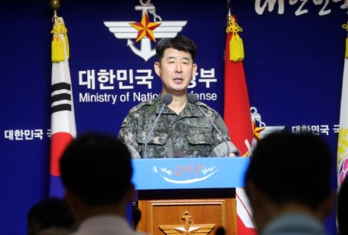 合同参謀本部のノ・ジェチョン広報室長が２９日午前、ソウル龍山区（ヨンサング）国防部ブリーフィングルームで、同日早朝に北朝鮮が大陸間弾道ミサイル（ＩＣＢＭ）級を発射したことに関連して韓国軍の立場を発表している。