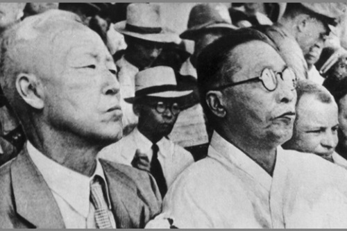 光復１周年記念式典に参加した李承晩元大統領（左）と金九先生。（写真＝中央フォト）