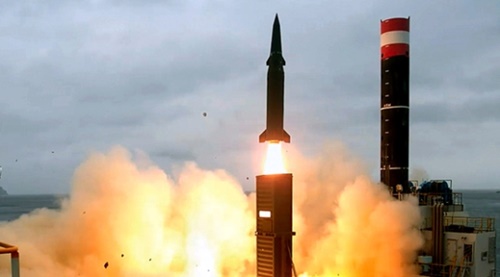 国防科学研究所が今月２４日、射程距離８００キロメートルの弾道ミサイル「玄武２Ｃ」の試験発射動画を２９日に公開した。実戦配備に先立ち、最後の試験発射を経た「玄武２Ｃ」ミサイルは来年から量産に入る。（写真＝韓国国防部）
