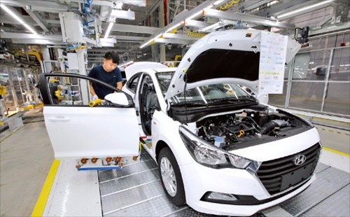 現代自動車の中国合弁会社、北京現代の滄州工場で労働者が現地戦略小型車「悦納」を組み立てている。（写真＝韓経ＤＢ）