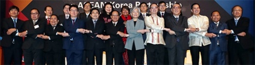 韓国ＡＳＥＡＮセンター、外交部、韓国東南アジア研究所と中央日報が３０日、ソウル小公洞ロッテホテルで開催した「２０１７韓国ＡＳＥＡＮ関係を眺める国際会議」で参加者が記念撮影をしている。前列左側から延世大学のキム・ヒョンジョン教授、マレーシア国際戦略研究所のスティーブン・ウォン副所長、マレーシア国立大のアブドゥル・ラーマン・エムボン専任研究員、外交部のユ・ジョンヒョン南アジア太平洋局長、韓国ＡＳＥＡＮセンターの金英善事務総長、レー・ルオン・ミンＡＳＥＡＮ事務総長、康京和外交長官、フィリピンのアラン・ピーター・カエタノ外相、オンケンヨン元ＡＳＥＡＮ事務総長、オンケンヨン元ＡＳＥＡＮ事務総長、ラウル・ エルナンデス駐韓フィリピン大使、ロング・ディマンシュ駐韓カンボジア大使、韓国東南アジア研究所のパク・サミョン理事長。
