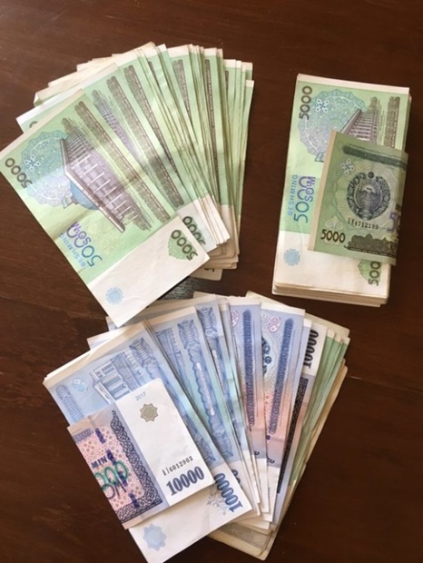 ウズベキスタンは深刻なインフレーションを迎えている。ウズベキスタンで両替した現地貨幣。