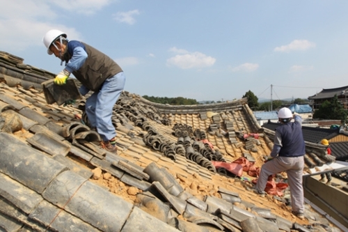 昨年９月１２日、Ｍ５．８の強震が発生した慶州地域で復旧作業が行われている様子